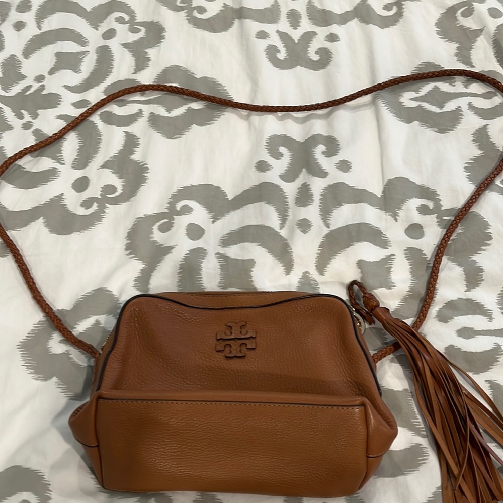 Beautiful gently used Tory Burch “Taylor Camera bag” in the color Saddle!